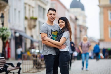 Çiftler şehirde eğleniyor. lviv