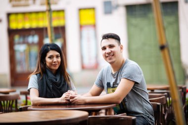 Şehrin arka planında poz veren genç çift, seyahat kavramı