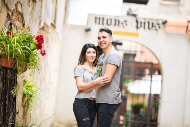 Çiftler şehirde eğleniyor. lviv