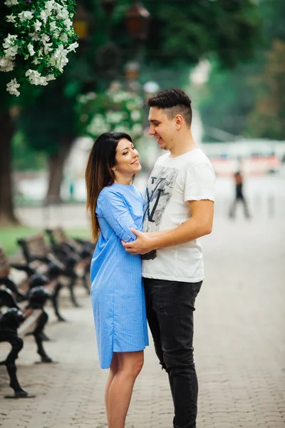 Couple amusez-vous en ville. Lviv — Photo