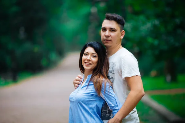 Couple posant dans les rues d'une ville européenne par temps d'été. — Photo