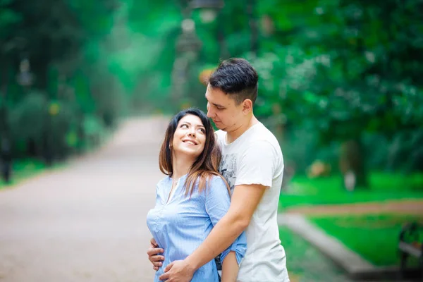 Paar in een bos, warme zomer, heerlijk weer — Stockfoto