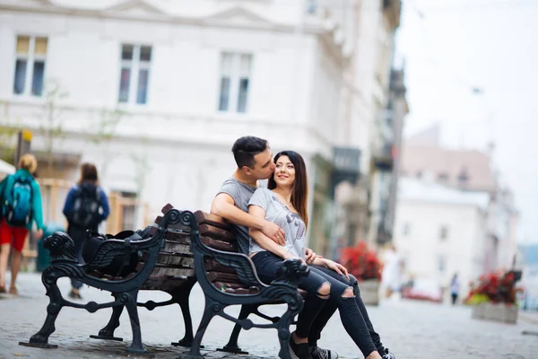 Paare haben Spaß in der Stadt. lviv — Stockfoto