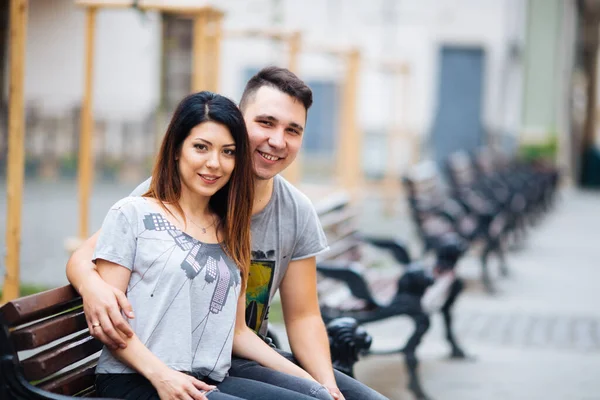 Ein verliebtes Paar geht an einem kühlen Herbstmorgen langsam durch die Straßen der Stadt. — Stockfoto