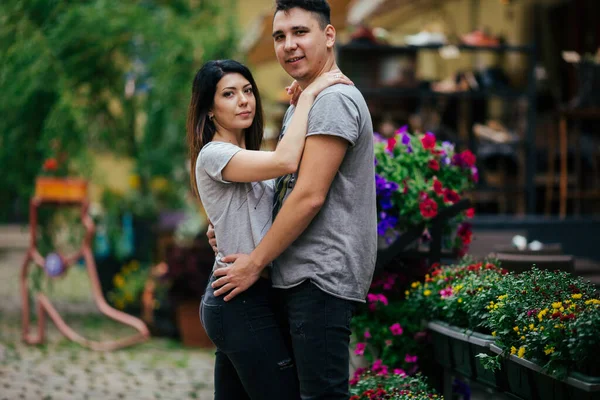 Pareja joven posando en el fondo de la ciudad, concepto de viaje —  Fotos de Stock