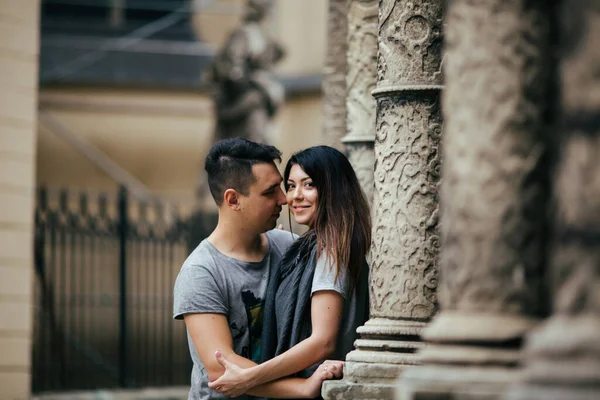 夫妻在城市里玩得很开心。lviv — 图库照片