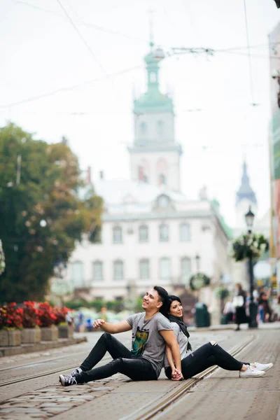 Junges Paar posiert vor Großstadthintergrund, Reisekonzept — Stockfoto