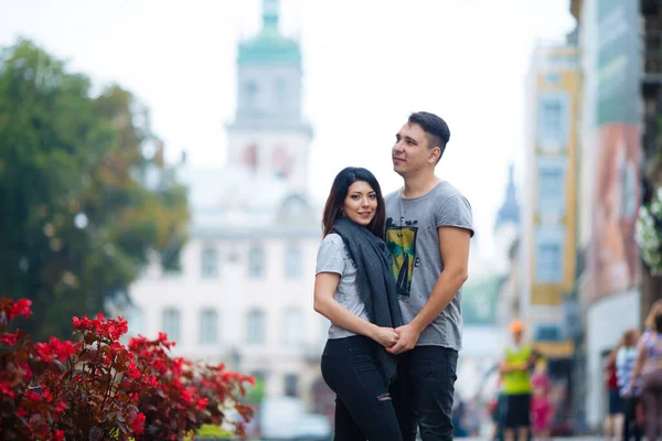 Junges Paar posiert vor Großstadthintergrund, Reisekonzept — Stockfoto