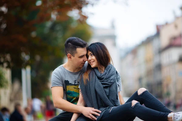 Un couple amoureux marche lentement dans les rues de la ville par une fraîche matinée d'automne. — Photo