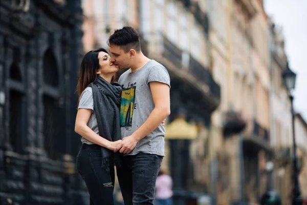 Couple amusez-vous en ville. Lviv — Photo