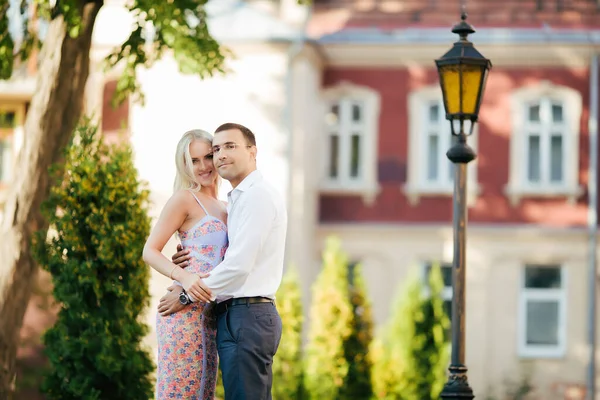 Beautiful couple in love dating outdoors and smiling — Stock Photo, Image