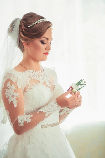 Menina em um vestido branco em casa. Noiva com maquilhagem. Casamento. Preparando a noiva para o próximo casamento . — Fotografia de Stock