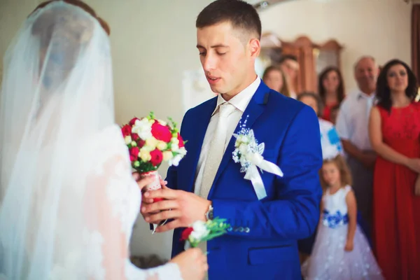 Mädchen im weißen Kleid zu Hause. Braut mit Make-up. Hochzeit. Vorbereitung der Braut auf die bevorstehende Hochzeit. — Stockfoto