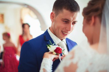 Evde beyaz elbiseli bir kız var. Makyajlı gelin. Düğün için. Gelini yaklaşan düğüne hazırlıyorum..