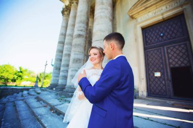 Mutlu genç çift şehirde yürüyor.