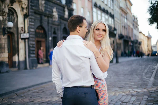 Couple touristique romantique se promener dans la ville détente — Photo