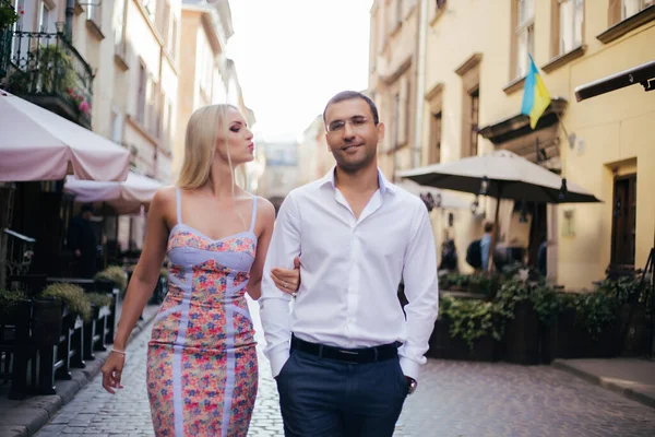 Žena se svým manželem procházky po městě, úhledně oblečený — Stock fotografie