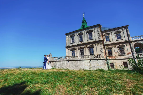 Noiva e noivo no parque se beijando. casamento na natureza verde floresta beijando — Fotografia de Stock