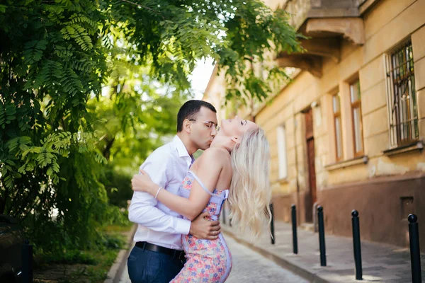 Посміхається пара закоханих на відкритому повітрі, Львів. літо — стокове фото