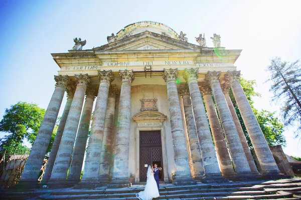 Feliz casal jovem romântico celebrando seu casamento — Fotografia de Stock