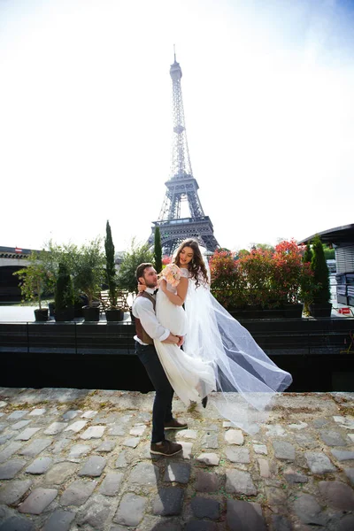 Friss házaspár Párizsban az Eiffel-torony közelében — Stock Fotó