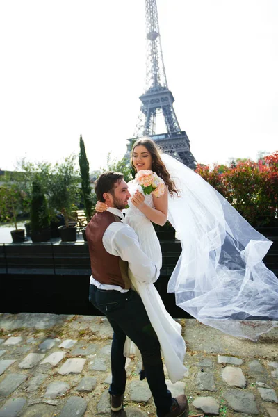 Pár szerelmes Párizsban, esküvői fotózás — Stock Fotó