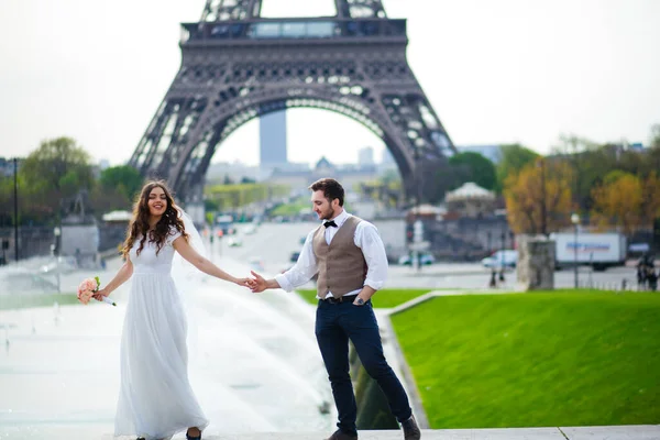 Gelukkige bruid en bruidegom genieten van hun bruiloft in Parijs — Stockfoto