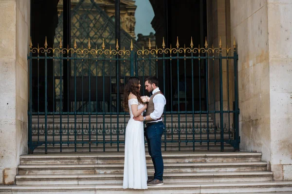 Bruidspaar. De bruid in een prachtige trouwjurk, de bruid in een stijlvolle smoking, Parijs Frankrijk — Stockfoto