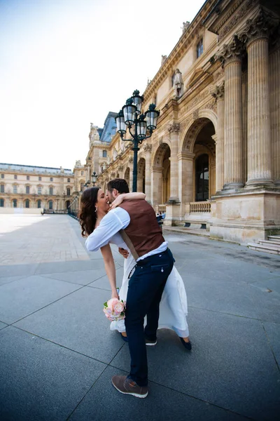 Verliefd stel in Parijs, huwelijksfotografie — Stockfoto