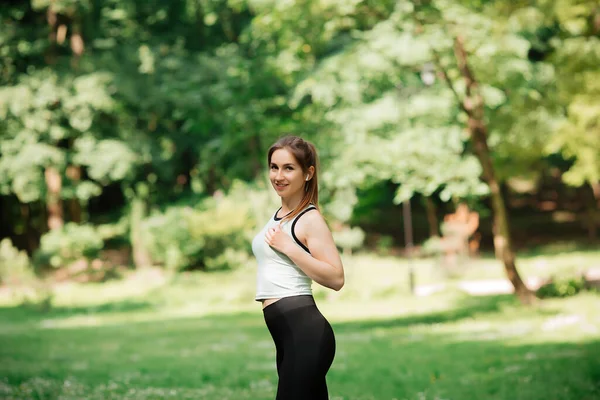 Girl goes in for sports in the park — Stock Photo, Image