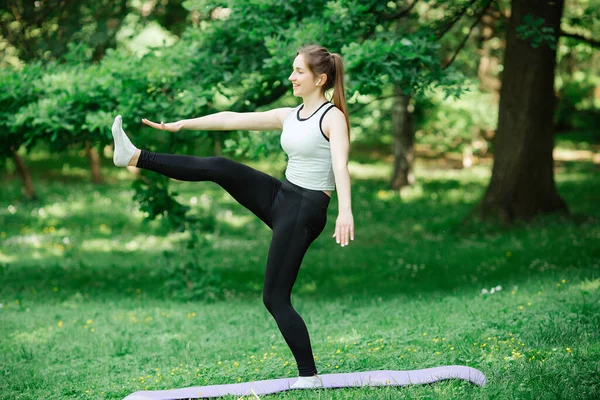 Gezonde levensstijl, meisje dat sport,. Ze draagt sportkleding. — Stockfoto