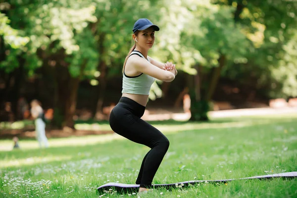 Een jonge vrouw is bezig met sport, een gezonde levensstijl, — Stockfoto