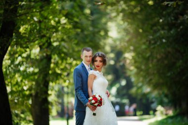 Düğün çifti, güzel genç gelin ve damat,