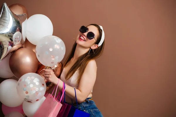 Wakacje i koncepcja mody - szczęśliwa młoda kobieta lub nastolatka z balonami helowymi — Zdjęcie stockowe