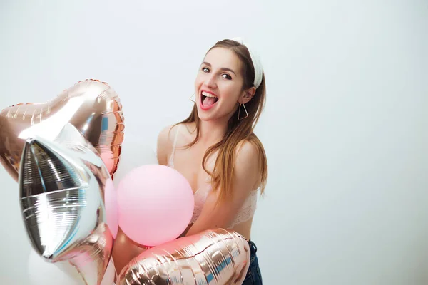 Excitada joven con un traje de baño, fondo aislado — Foto de Stock