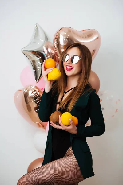 Mulher sexy segurando frutas, fundo isolado — Fotografia de Stock