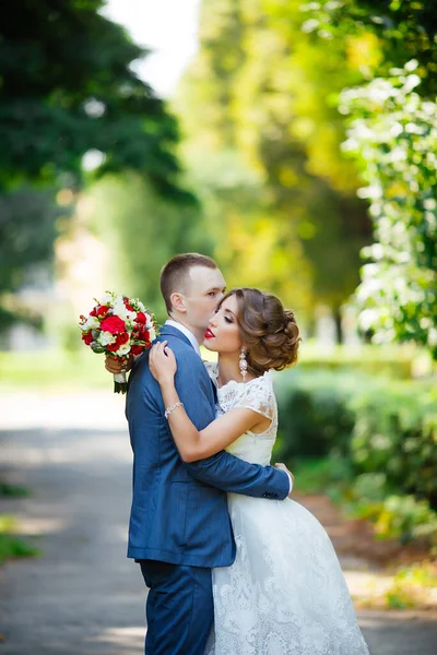Elegant brud och brudgum poserar tillsammans utomhus på en bröllopsdag — Stockfoto