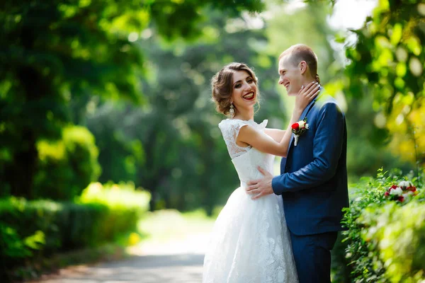 Gelukkig stel. Huwelijksfoto. Het koppel is verliefd.. — Stockfoto