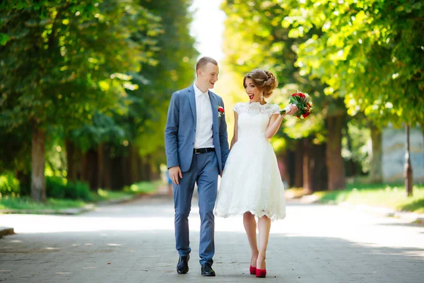 Šťastný pár. Svatební fotka. Pár je zamilovaný.. — Stock fotografie