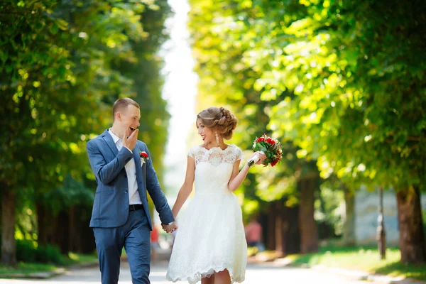 Svatba. Mladý pár, nedávno ženatý, držící se za ruce — Stock fotografie