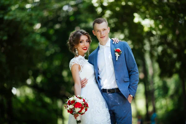 Elegante bruid en bruidegom poseren samen buiten op een trouwdag — Stockfoto