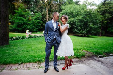 Düğün için. Genç bir çift, yeni evli, el ele tutuşuyorlar.