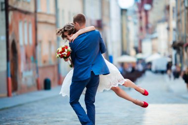 Gelinler şehri gezer, düğünler...