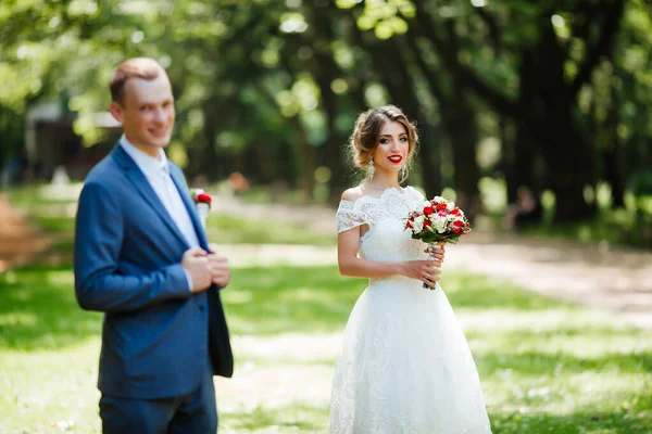 Gelukkig stel. Huwelijksfoto. Het koppel is verliefd.. — Stockfoto