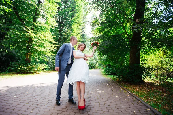 Mariés le jour de leur mariage, marchant à l'extérieur dans la nature . — Photo