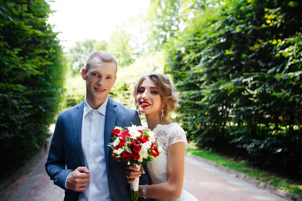 Noiva elegante e noivo posando juntos ao ar livre em um dia de casamento — Fotografia de Stock