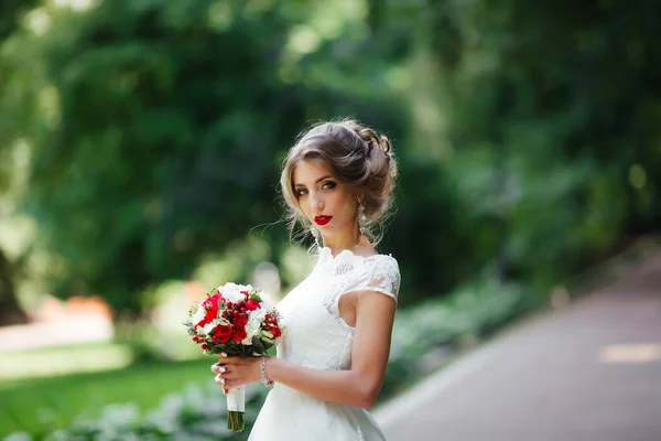 Eleganti sposi che posano insieme all'aperto il giorno del matrimonio — Foto Stock