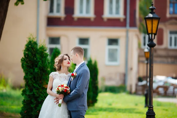 Um casal feliz. Foto de casamento. O casal está apaixonado. . — Fotografia de Stock