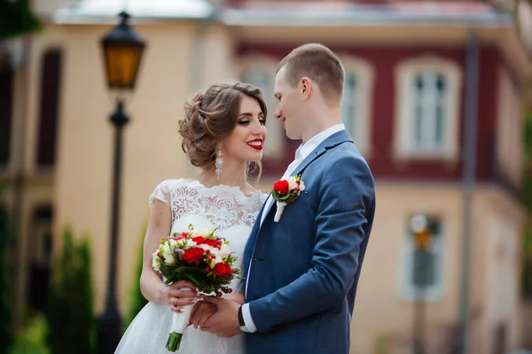 Fabelhaftes junges Hochzeitspaar posiert an einem sonnigen Tag im Park. — Stockfoto