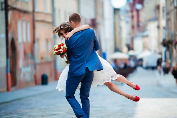 Menyasszony sétálni a városban a szabadban, esküvő — Stock Fotó